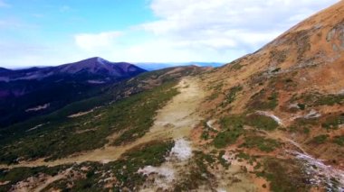 En yüksek Ukraynalı Karpatlar doruklarına havadan görünümü