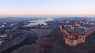 Gök olayları görüntülemek eski kale Medzhibozh, Ukrayna.