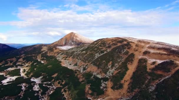 En yüksek Ukraynalı Karpatlar doruklarına havadan görünümü — Stok video