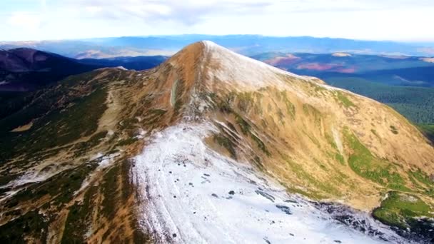 Εναέρια άποψη από τις ψηλότερες κορυφές Ουκρανικά Καρπάθια — Αρχείο Βίντεο