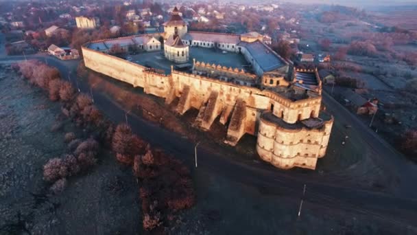 Letecký pohled starého hradu v Medzhibozh, Ukrajina. — Stock video