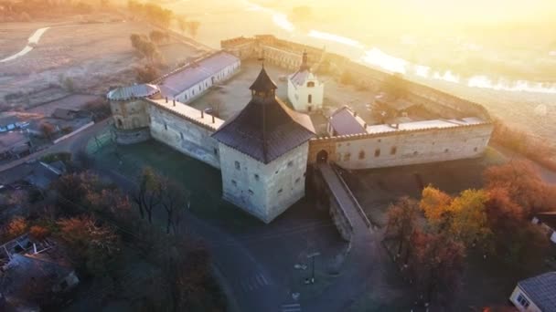 Вид с воздуха на старый замок в Меджибоже, Украина . — стоковое видео