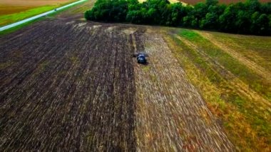 Toprak çiftçilik traktörün havadan görünümü