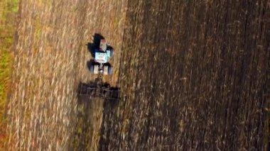 Toprak çiftçilik traktörün hava Üstten Görünüm
