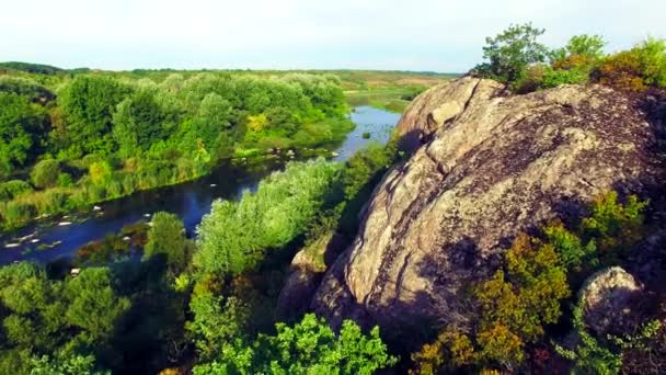 Vue aérienne de la vallée rapide de la rivière — Video