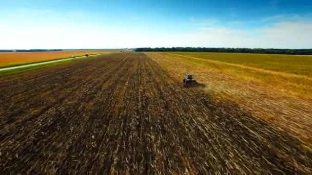 Вид з повітря на трактор, що оранює грунт — стокове відео