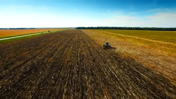 A légi felvétel a traktor szántás a talaj — Stock videók