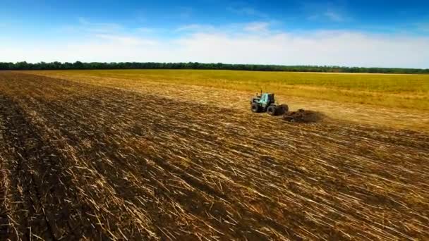 Luftaufnahme eines Traktors, der den Boden pflügt — Stockvideo