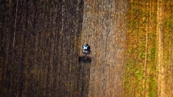 Vista aerea dall'alto del trattore arare il terreno — Video Stock