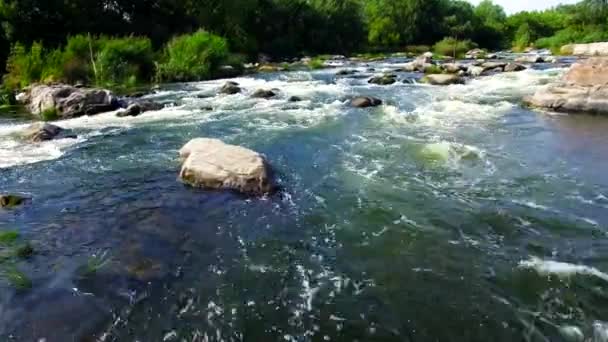 Luchtfoto van snelle rivier — Stockvideo