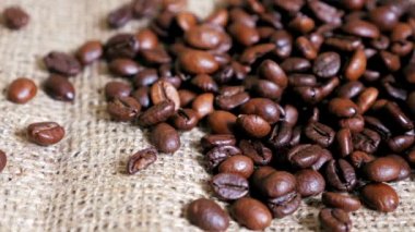 Kahve çekirdekleri tutuyordu. Dolly vurdu.