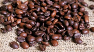 Kahve çekirdekleri tutuyordu. Dolly vurdu.