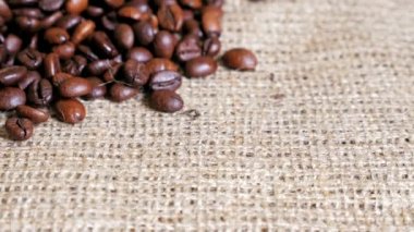 Kahve çekirdekleri tutuyordu. Dolly vurdu.