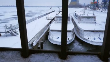 Kış nehir Limanı Dolly vurdu. Ukrayna.