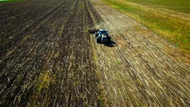 Flygfoto över traktor plöjer jorden — Stockvideo