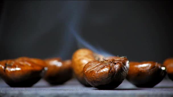 Жареные кофейные зерна с дымом. Закрыть . — стоковое видео