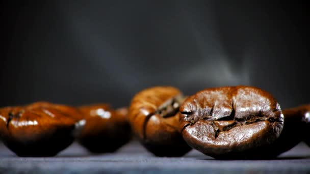 Grains de café frits avec de la fumée. Gros plan . — Video