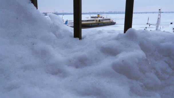 Dolly disparó al puerto fluvial de invierno. Ucrania . — Vídeos de Stock