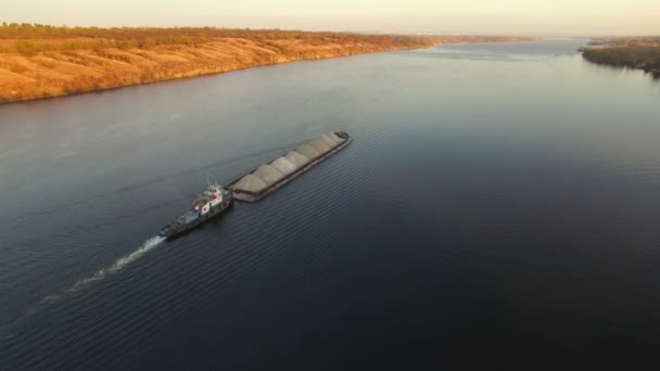 Aerial view of tug boat pushing barge of sand — Stock Video