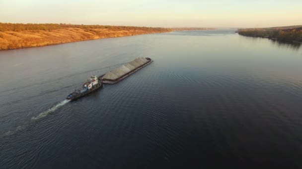 Aerial view of tug boat pushing barge of sand — Stock Video