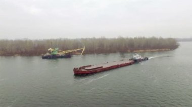 Boş mavna iterek römorkör teknenin havadan görünümü