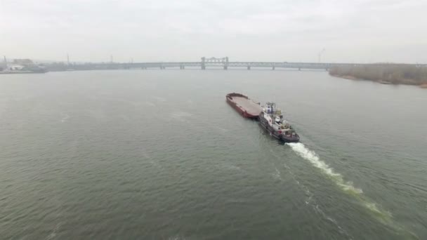 Luchtfoto van de sleepboot boot duwen lege binnenschip — Stockvideo
