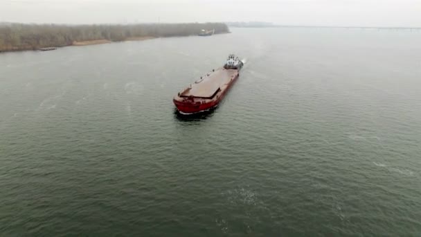 Aerial view of tug boat pushing empty barge — Stock Video