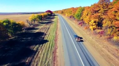 Alan ve orman arasındaki banliyö yol havadan görünümü