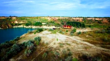 Dev madencilik ekskavatör kum ocağında havadan görünümü