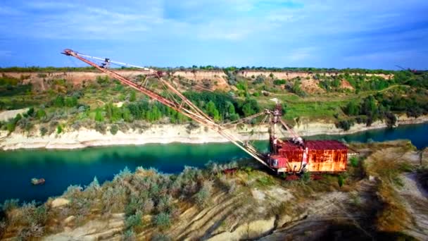 Vue aérienne d'une excavatrice minière géante dans une carrière de sable 