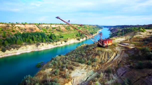Flygfoto över jätte mining grävmaskin i sand stenbrott — Stockvideo