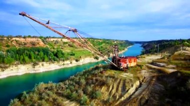 Dev madencilik ekskavatör kum ocağında havadan görünümü
