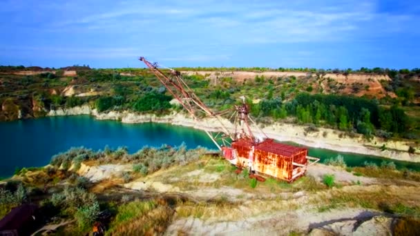 Vue aérienne d'une excavatrice minière géante dans une carrière de sable 