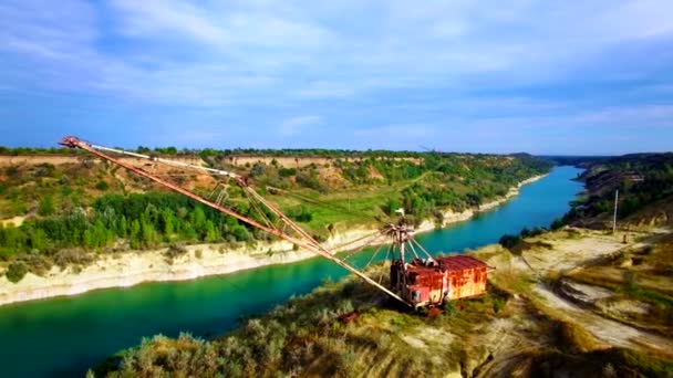 Vue aérienne d'une excavatrice minière géante dans une carrière de sable 