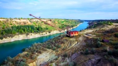 Dev madencilik ekskavatör kum ocağında havadan görünümü