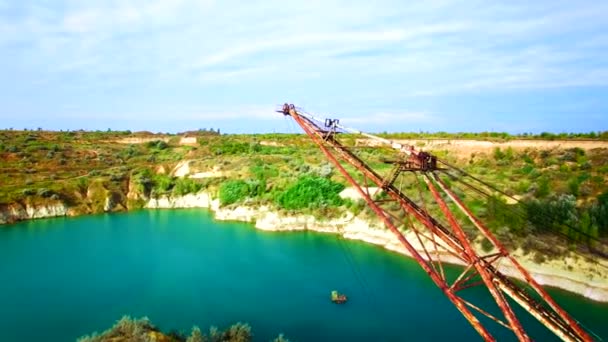 Vista aérea de una excavadora minera gigante en una cantera de arena — Vídeos de Stock