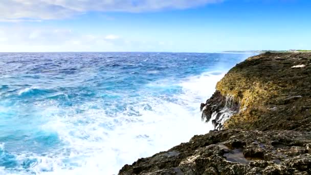 Olas del océano tropical rompiendo en la orilla del arrecife — Vídeo de stock