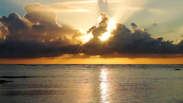 Pôr do sol nublado sobre o oceano — Vídeo de Stock