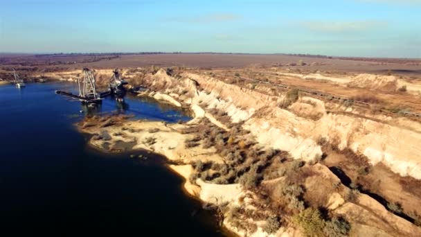 Vista aérea da escavadora de mineração gigante em uma pedreira de areia — Vídeo de Stock