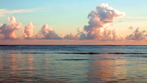 Nublado atardecer sobre el océano — Vídeo de stock