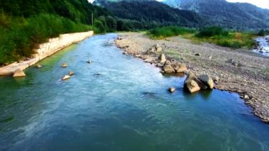 Karpatlar dağ nehirde havadan görünümü