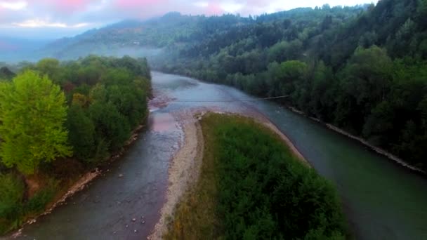 Vue aérienne de la rivière de montagne dans les Carpates au lever du soleil 
