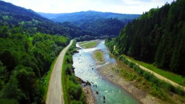 Karpatlar dağ nehirde havadan görünümü