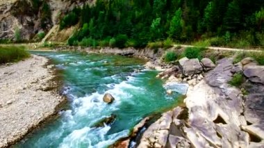 Karpatlar dağ nehirde havadan görünümü