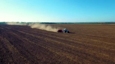 Buğday eken traktörün hava görüntüsü