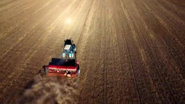 Buğday eken traktörün hava görüntüsü