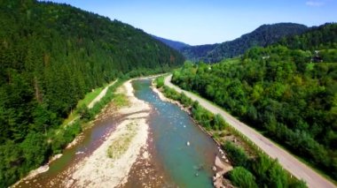 Karpatlar dağ nehirde havadan görünümü