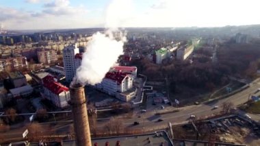 Şehir semtlerinden boru fabrikaları, orada olduğu duman ile havadan görünümü