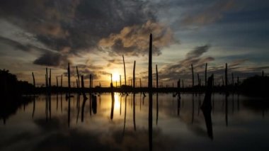 Kıyamet dramatik bulutlar ve günbatımı üzerinde göl, hızlandırılmış.