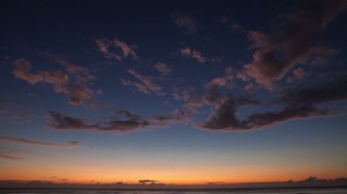 Güzel gündoğumu timelapse okyanus yukarıda